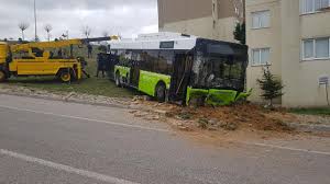 İzmit'te, bir yolcu otobüsünün takla atması sonucu meydana gelen kazada bir kişi öldü, 23 kişi yaralandı. Freni Bosalan Halk Otobusu Bahceye Girdi