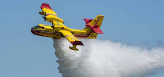 La france va envoyer deux canadairs et un avion de reconnaissance à la demande de la grèce pour lutter contre les incendies qui se sont déclarés aujourd'hui suite à l'appel au mécanisme européen de protection civile lancé par le gouvernement grec, deux canadairs de la base aérienne de la sécurité. Canadair De La Mer Aux Flammes 2020 Actualites Archives Des Actualites Archives Ministere De L Interieur