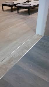 Ver más ideas sobre casas, diseños de casas, planos de casas. Pisos De Porcelanato Con Perfiles De Acero Que Crean Disenos Personalizados Y Enmarcan Espacios Pisos Para Sala Comedor Pisos Tipos De Pisos
