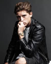 Met danny de munk bereikte hij de top 100 met het nummer zo verdomd alleen. Lil Kleine In Pikante Fotoshoot Met Zijn Verloofde Showbizz Hln Be