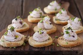 Tartine e finger food, salsine per gli aperitivi, frittate, focacce, torte salate e antipasti classici! Ricette Finger Food Semplici E Veloci Ricette Ricette Di Cucina Finger Food