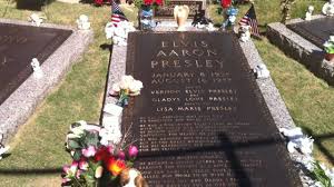 But that headstone went missing under the bizarrest circumstances imaginable. Graf Elvis Presley Hd Youtube