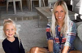 Die bank), das die bindung zwischen vätern und söhnen aus der sicht einer mutter erforscht, wurde am dienstag veröffentlicht. Familienleben Online Influencerin Julia Holz Zahlt Zu Den Top 50 Mama Bloggern In Presseportal