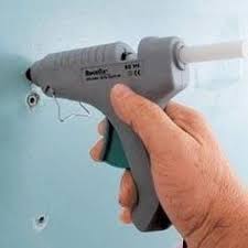 Retirer Des Chevilles Avant De Les Recoller Au Mur Avec Un Pistolet A Colle Thermofusible Garnir Genereusement Les Bords Du Trou Repair Home Maintenance Tools