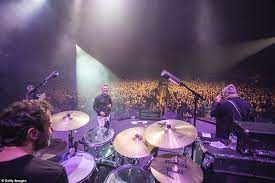 5 000 Fans In Masks Pack Into Barcelona Concert After Passing Same Day Coronavirus Test Daily Mail Online