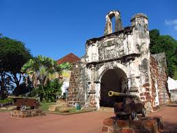 Berikut adalah contoh folio sejarah pmr 2009 yang menjadikan kota a famosa di melaka sebagai bahan kajian untuk kerja kursus tahun ini. Kota A Famosa Kota Bersejarah Melaka