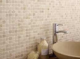 Pour bénéficier d'une pose à bas prix, il faut choisir un carrelage dont le coût n'est pas trop élevé, comme la terre cuite ou le grès. Carrelage Mosaique Dans La Salle De Bains Idees Et Conseils Joli Place Carrelage Travertin Carrelage Salle De Bain Travertin