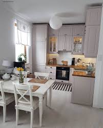 On Adore Les Cuisines Classiques La Cuisine Au Centre De La Maison Est La Piece A Ne Pas Negli Kitchen Design Small Small Kitchen Tables Home Decor Kitchen