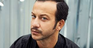 Kocaoğlu, dokuz eylül üniversitesi güzel sanatlar fakültesi oyunculuk bölümü mezunudur. Cukur Un Alico Su Goztepe Nin Amigosu Her Rolun Altindan Basariyla Kalkan Bir Efsane Riza Kocaoglu Onedio Com