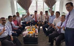 Lobi bangunan parlimen bertukar kecoh apabila 2 ahli parlimen barisan nasional (bn), ismail mohamed said (kuala krau) dan. 2 Mp Bn Bertikam Lidah Di Lobi Parlimen Label Bodoh Bangang Nestia