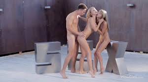 WOWGIRLS Fantastische meiden Anjelica en Gina Gerson neuken een gelukkige  kerel buiten