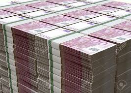 Dies wird vermutlich schon bald geschehen. Ein Stapel Von Gestapelten Bundel Von Europaischen Euro Banknoten Auf Einem Isolierten Hintergrund Lizenzfreie Fotos Bilder Und Stock Fotografie Image 30612568