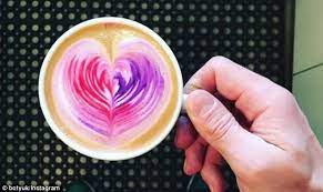 大神在咖啡上创作出最美彩色拉花风靡网络 海疆在线 coffee designs art latte art rainbow coffee