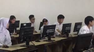 Memakai kacamata bukan berarti nggak bisa terlihat gaya. Seperti Bergaya Siswi Ini Pakai Kacamata Hitam Saat Jalani Unbk