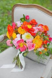 C'est un bouquet de fleurs des champs qui donne l'impression d'avoir été fraîchement cueillies lors d'une ballade à la campagne. Fleurs Mariage 55 Idees Deco De Table Et Bouquet De Mariee