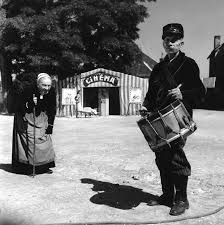 Tati clearly hadn't entirely abandoned the idea of a more colourful film, but here that takes the form of the artist adding a few splashes of colour to his sketches which are suddenly tati fans will doubtless want this package, and it's a perfect opportunity to get two versions of jour de fete in superb quality. Jour De Fete Jacques Tati 1949