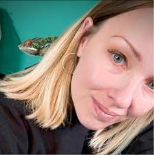 Which is best, glass or screen enclosure for a Cuban False Chameleon?