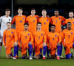 Rick mathijssen, bondscoach jong oranje dames, heeft 35 speelsters. Jong Oranje Onsoranje