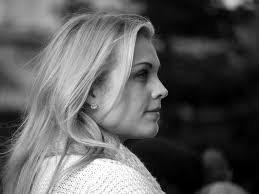 While watching Dennis, I see Freda roaming around up the street. She  semi-waited for me to take her pictures. She poses so well.