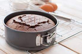 Derinliği ve girintili çıkıntılı şekilleri olan kek kalıplarınızı yumuşak margarin ya da tereyağı ile her yerini ince bir tabaka halinde yağlayarak kullanılabilir. Iyi Bir Pasta Yapmanin 8 Puf Noktasi Pera Palace Hotel