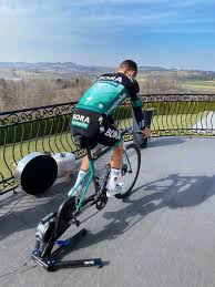 Ha caratteristiche di scalatore, ed è professionista dal 2011. Rafal Majka On Twitter Sunday With Wahoofitness Take Care Of Yourself Zostanwdomu Stayhome Indoortraining Borahansgrohe