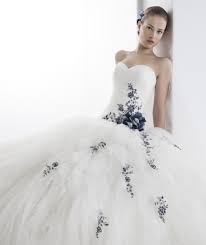 …indossare un abito da sposa in un sogno indica che valuti e determini le tue relazioni sognare di essere vestiti di diversi colori suggerisce che presto la tua fortuna cambierà. Vestito Nero E Blu Sposo Cerca Con Google Abiti Da Sposa In Organza Abiti Da Sposa Vestaglia