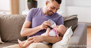 Wie viel und wie oft sie ihrem baby die flasche geben, hängt vom gewicht, den individuellen wachstumsschüben sowie vom alter ihres kindes ab. Flaschchen Geben Zubereitung Hygiene Tipps Netdoktor
