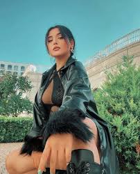 Emrullah Erdinc على X: Sosyal medyada müstehcen görüntüler vererek para  kazanan 23 yaşındaki kadın tutuklandı. Anadolu Cumhuriyeti Başsavcılığı Sarem  Uysal takma adıyla bilinen genç kadın hakkında başlattığı soruşturmada,  müstehcen görüntülere ...