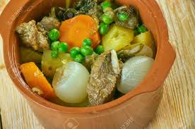 La ricetta dell'agnello con piselli, è un classico della cucina sarda, terra di pastori, pecore e appunto agnelli che si prestano tantissimo ad essere accompagnati nella loro versione in umido, con diversi tipi di ortaggi e legumi. Agnello Con Piselli Freschi Lamb With Fresh Peas Homemade Italian Stock Photo Picture And Royalty Free Image Image 72176126