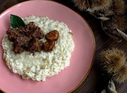 Il coniglio in civet è un secondo piatto tipico della tradizione piemontese da preparare per un pranzo della domenica, quando si ha più tempo a disposizione. La Gallina Vintage Risotto Al Castelmagno E Castagne Bocconcini Di Coniglio In Civet E Castagne Caramellate Al Brandy