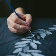 Kamu akan memerlukan sebuah wadah tempat untuk mencampur cat dan menyimpan cat sementara pada saat jeda waktu melukis. 5 Langkah Mudah Melukis Pada Bahan Kain