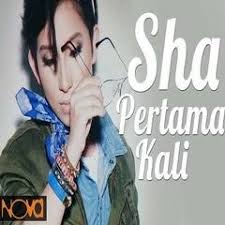 intro dm bb c f bb em a / verse dm gm pertama kali c f ku kenalkan dirimu bb gm em a betapa indahnya bila kau senyum / dm gm pertama kali c f ku rapatkan denganmu bb em baru ku tahu a. Shaa Pertama Kali Original Sound By Tvsrc Afiz R5 And Tvsrc Lien 3x On Smule