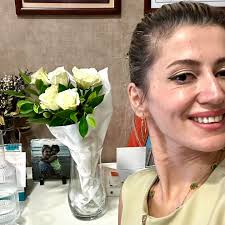 Bu kadar güzel görünen, insana mutluluk veren bu çiçekleri insanlar neden  sürekli başkalarına hediye ediyor? Zamanının çoğunu geçirdiğim odamı bu  sabah güllerle ve neşe ile kuşattım ve hastalarımı bekliyorum. Kendinizi  herkesten daha