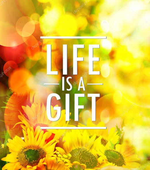 Life is a gift quote card design against yellow flowers backdrop — Stock  Photo © slena #107309340