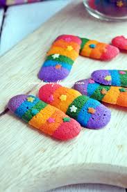Kue lidah kucing is a small indonesian biscuit (kue kering) shaped somewhat like a cat's tongue (long and flat). Biskut Pelangi Lidah Kucing Qasey Honey