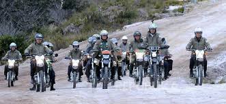 Sebuah video seorang pria sedang naik skuter matic diduga menjadi korban penjambretan di pria yang berada di belakang sepeda motor itu lalu menarik tas selempang yang dipakai oleh pria naik. Tinjau Jalan Trans Papua Ri 1 Tunggangi Motor Trail Trial Game 76