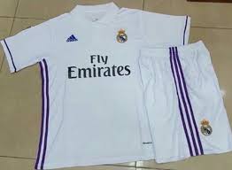 Du jaune/vert fluo vient compléter cette tenue au niveau des trois bandes adidas ainsi que sur le short et les chaussettes. Real Madrid Maillot Et Short Les Images De La Future Tenue Domicile 2016 2017