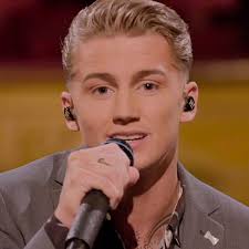 In beeld: Mart Hoogkamer zingt Olivia Newton-Johns 'Hopelessly devoted to  you'