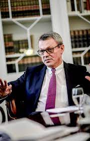 Mitte oktober zieht die filiale nach mettmann von thomas reuter als ersatz sollen selbständige finanzberater eine finanzagentur der bank in den räumen am heumarkt betreiben. Dusseldorf Regionalchef Der Deutschen Bank Uber Die Ko Und Schalke 04