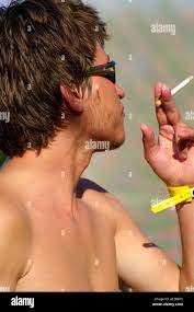 Nackte Brust Teenager Mann tanzen und Zigarette an Rave-Party Hilltop 2007,  Slowakei Stockfotografie - Alamy