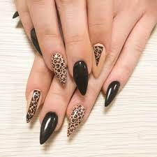 El color de uñas negras como decoración para las manos y los pies, es un tono que combina con todo al igual que el color blanco, y eso hace que sean la elección perfecta para cualquier ocasión. Unas Animal Print 2021 Modaellas Com