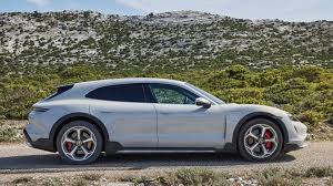 Porsche introduces a taycan station wagon, called cross turismo, for the 2021 model year. Porsche Taycan Cross Turismo Mehr Bodenfreiheit Kofferraum Und Komfort