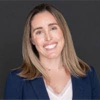 Leslie Mains's Instagram, Twitter & Facebook