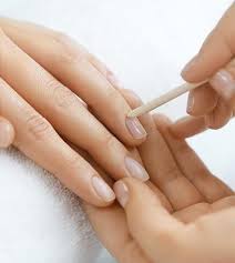 Manucure Comment Avoir Des Ongles En Bonne Sante Planity Le Mag En 2020 Ongles En Bonne Sante Cuticule Ongle Cuticule