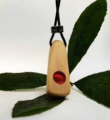 Bois De Fraise Et Collier De Resine A La Main Unisex Avec Ficelle En Cuir In 2020 Resin Art Resin Crafts
