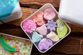 甘春堂 『金魚』で良いこと尽くめの夏支度 「和菓子のデザインから」vol.4｜まなぶ｜きものと（着物メディア）│きものが紡ぐ豊かな物語。－京都きもの市場