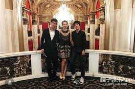 快醒醒，英雄。 距游戏首次公布的八年后， 《赛博朋克2077》终于正式和大家见面了。 进入夜之城的钥匙现在就握在你的手中。 是时候偷一波装备，寻一些刺激或是来一两场超梦体验了! ä»»æ­£éžå¥³å„¿ ä½•è‹¦æŠŠè‡ªå·±pæˆç½'çº¢ å‡¤å‡°ç½'