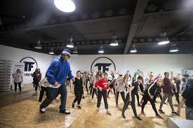Die korrektur von einem lehrer ist ganz wichtig, wenn du ernsthaft tanzen lernen willst. Street Dance Lernen Tipps 8 Wege Fur Den Einstieg