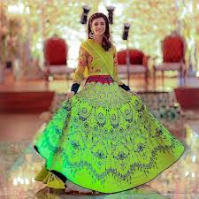 20 Chic Mehndi Dresses For Pakistani Brides Mehndi Guests In 2020 Pakistani Mehndi Dress Pakistani Bride Mehndi Dress