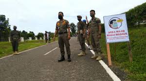Gunakan masker kain, ini menjadi penting karena kita tidak pernah tahu orang tanpa gejala didapatkan di luar, ujar yuri pada konferensi pers, minggu (5/4/2020). Masuk Area Perkantoran Banyuasin Wajib Gunakan Masker